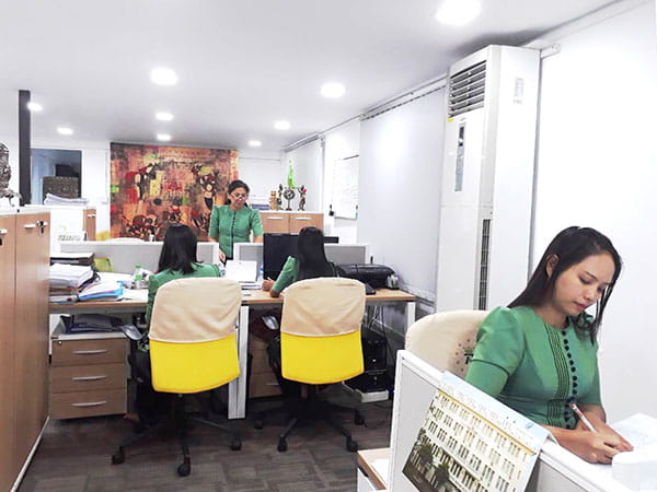 ミャンマーオフィス 風景