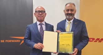 DHL ジャパン株式会社 代表取締役社長 トニー カーン(右) 株式会社ビィ・フォアード 代表取締役 山川 博功(左)