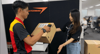 海外へ発送する自動車パーツを集荷しているところ(弊社調布オフィス)