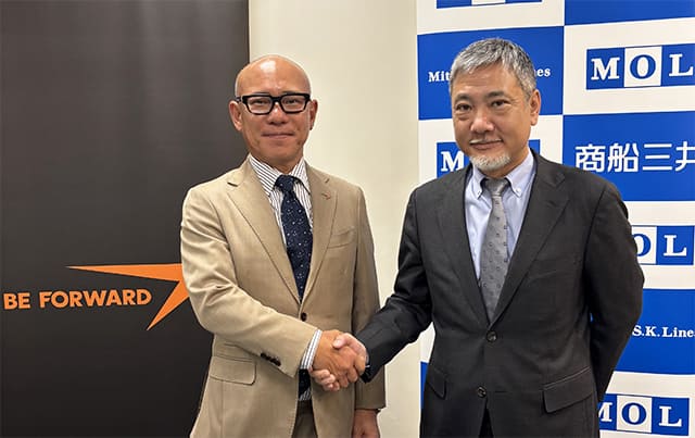 調印式 写真右:商船三井 執行役員 安部規雄様 写真左:ビィ・フォアード 代表取締役 山川博功